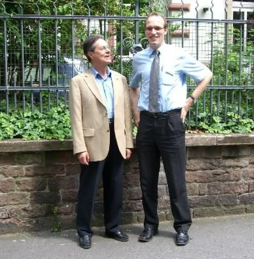 Der ödp-Bundesvorsitzende Prof. Dr. Klaus Buchner freut sich mit Gerd Eckhardt über die Wahl zum stellv. Landesvorsitzenden