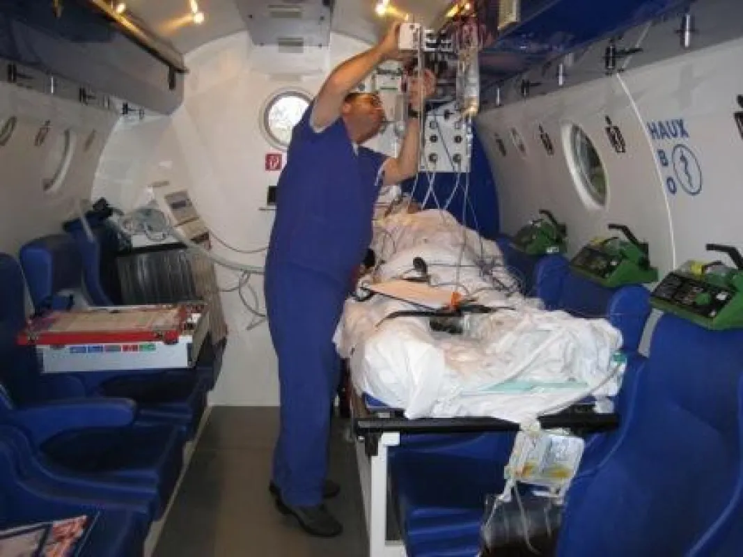 Im Notfall können Patienten in der Therapiedruckkammer komplett intensivmedizinisch versorgt werden.