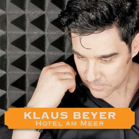 Bild: Klaus Beyer besingt sein Hotel am Meer
