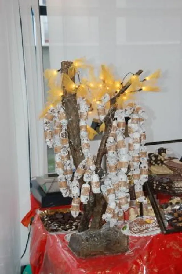 Fantasie und Kreativität: Was aussieht wie ein Salamibaum, besteht komplett aus Schokolade.