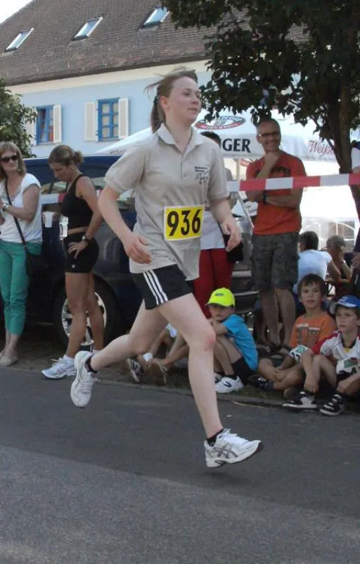 Carina Gebhard als zweite Läuferin des Reit- und Fahrvereins auf der Zielgeraden beim Staffellauf.