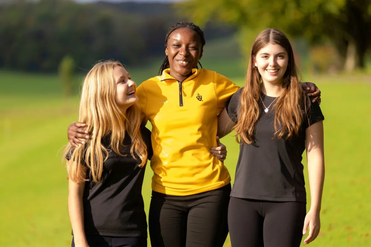 Freundinnen in der Milton Abbey School (© GET Global Education Tumulka GmbH)