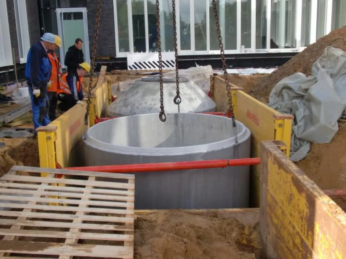 Wird einer der beiden unterirdisch eingebauten Pelletspeicher gerade befüllt, arbeitet der andere normal weiter. (Mall GmbH)