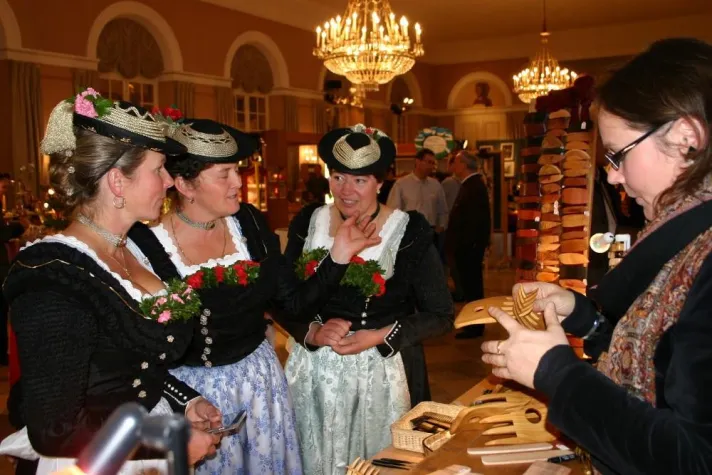 Bild: Handwerkliche Raffinessen beim Leonhardimarkt in Wildbad Kreuth