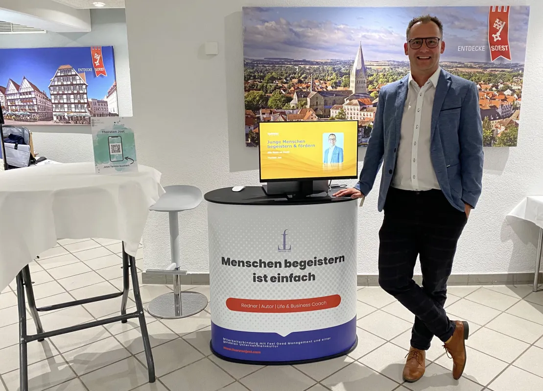 Thorsten Jost an seinem Stand an dem die Gespräche über Unternehmenskultur stattfinden (© Thorsten Jost)