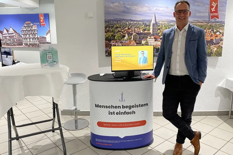 Bild: Redner Thorsten Jost beim Online Marketing Day in Soest