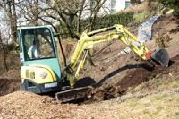 Bild: HKL BAUMASCHINEN zeigt auf der GaLaBau 2010 ein vielseitiges Miet- und Verkaufsangebot