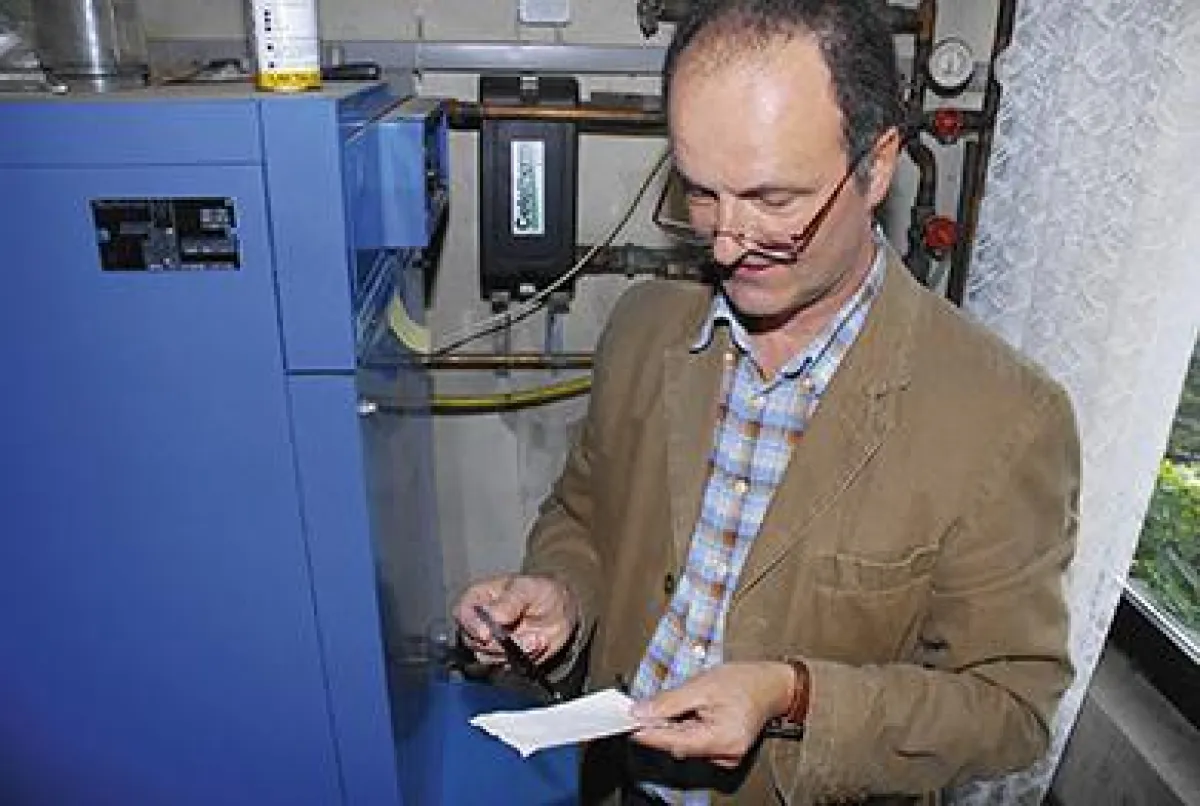 Der Hausinspektor überprüft die Immobilie auf Mängel und ermittelt den angemessenen Kaufpreis