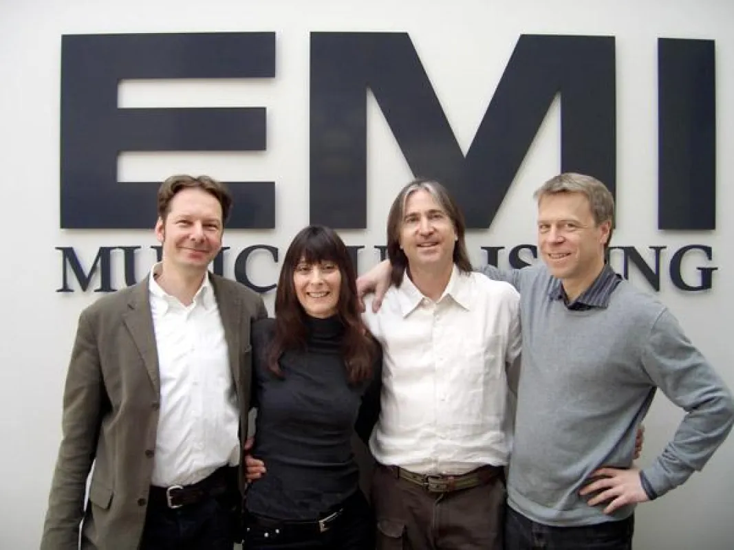 v.l.: Christian Reinecke (VP Sales EMI Music Publishing), Anet Mainka und Dave Lowman (beide Inhaber und Geschäftsfuhrer DNA Musik) sowie Markus Hedke (Executive Vice President EMI Music Publishing Ge