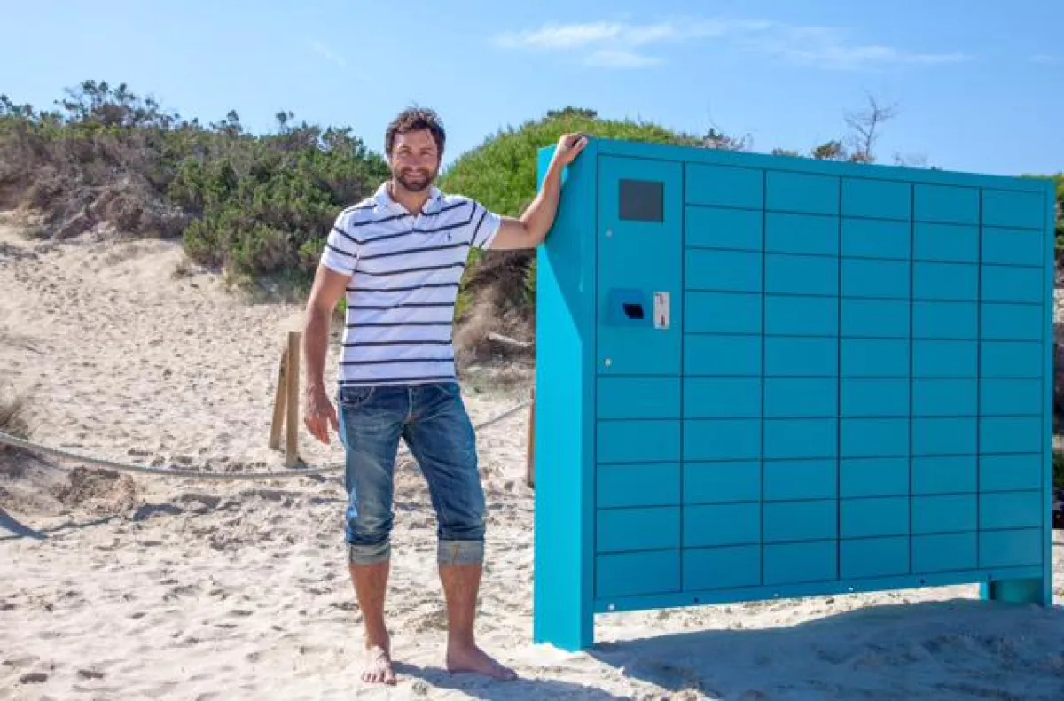Blaue BBox am Strand von Mallorca mit Sales Manager Rainer Mayer