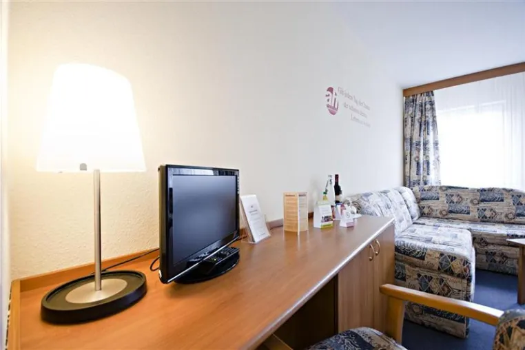 Neuer Anstrich für die 3 Sterne Hotelzimmer im Astral Hotel Leipzig Bild: Neuer Anstrich für die 3 Sterne Hotelzimmer im Astral Hotel Leipzig