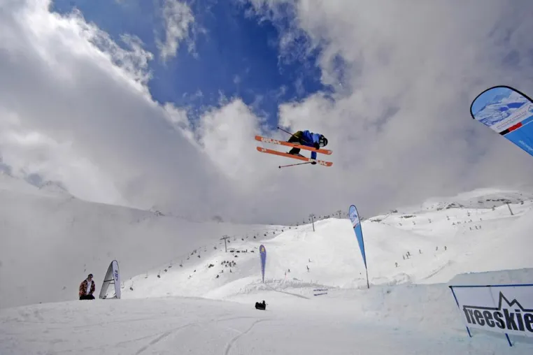 Volvo X OVER RIDE 08 – powder on, party on Bild: Volvo X OVER RIDE 08 – powder on, party on