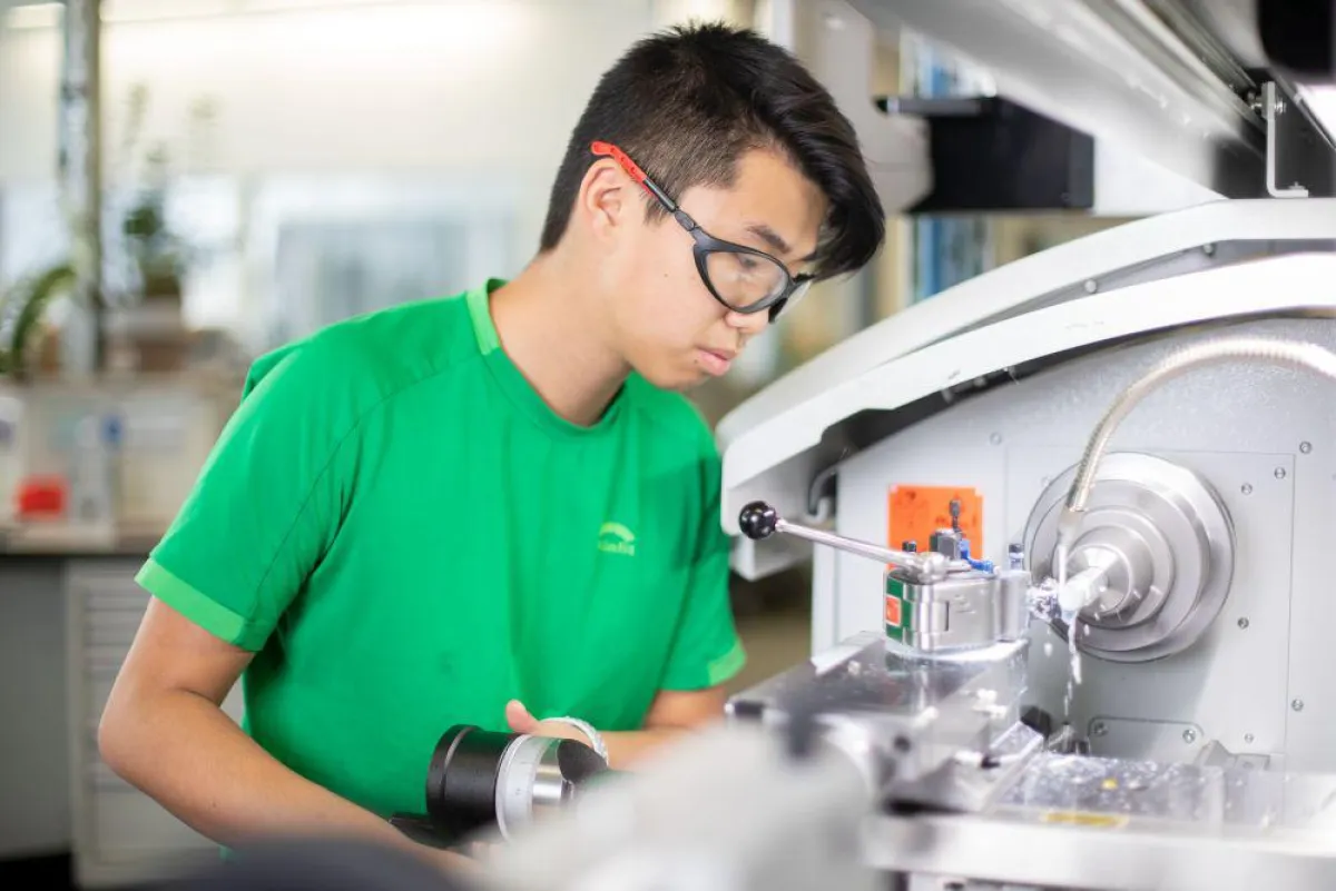 In der Lehrwerkstatt können die Lehrlinge mit einer 50.000 Euro teuren Drehmaschine arbeiten.