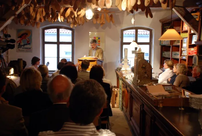 Ein Gast. Ein Buch. Eine Stunde. Bild: Ein Gast. Ein Buch. Eine Stunde.