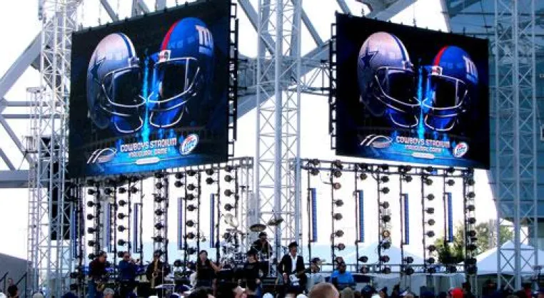 Daktronics Displays heizen den Cowboys-Fans ein Bild: Daktronics Displays heizen den Cowboys-Fans ein
