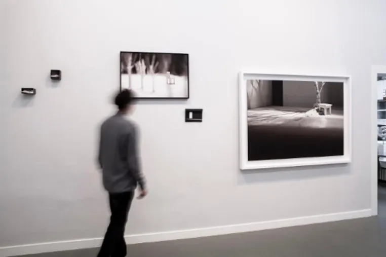 Bild: Performative Führung durch die Ausstellung „Schweigen des Lichts“ in der Galerie 100 Kubik in Köln