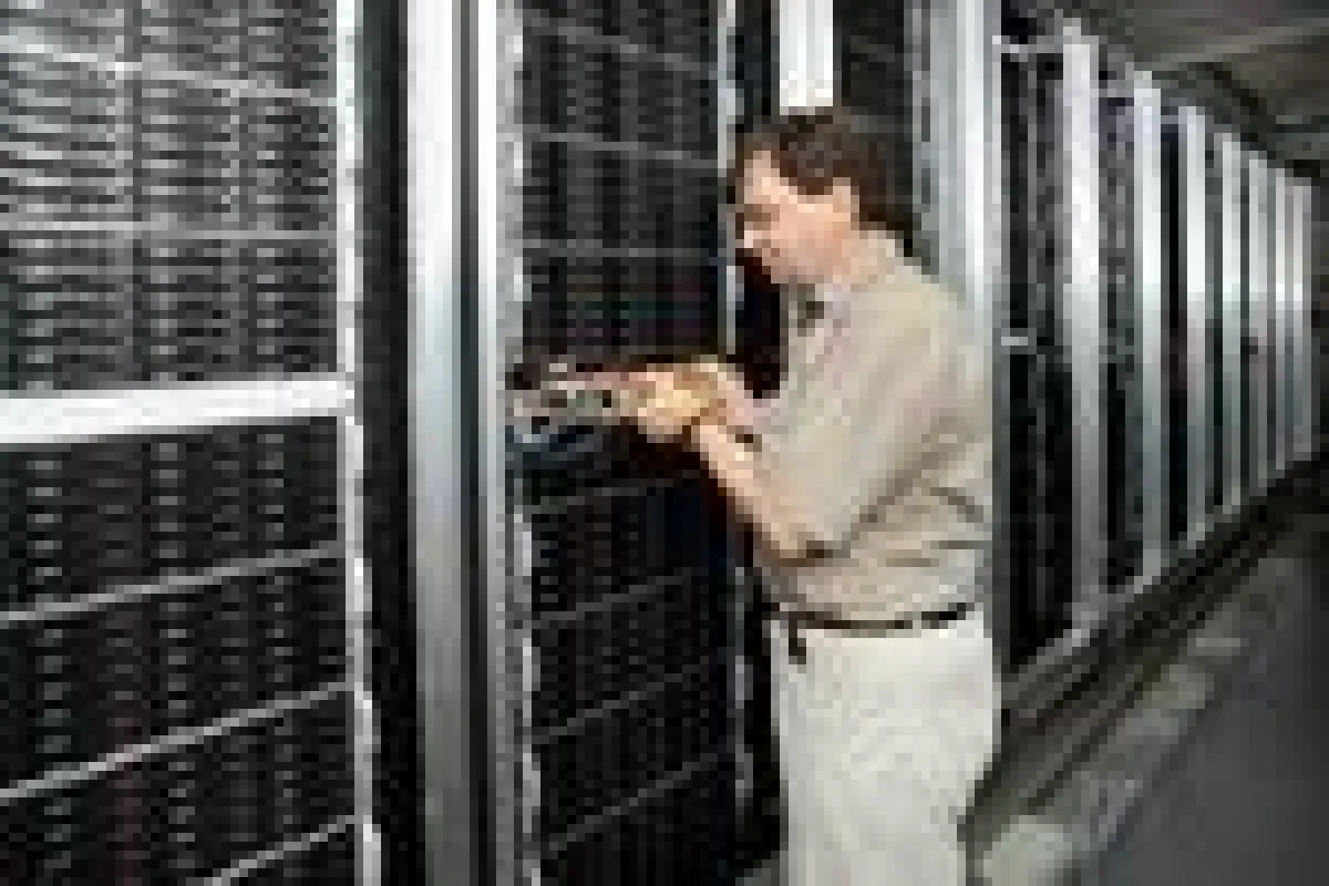 Prof. Dr. Volker Lindenstruth, IT-Bereichleiter GSI, inspiziert den Prototyp für den Green-Cube mit neuer Kühlungstechnik.