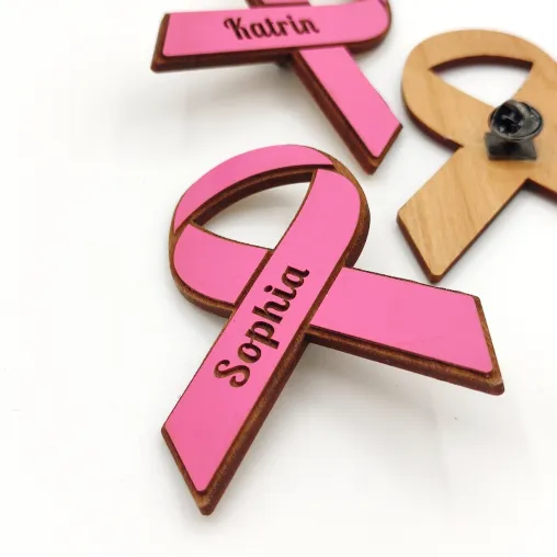 Personalisierte PINK RIBBON Namensschleife aus Holz Bild: Personalisierte PINK RIBBON Namensschleife aus Holz