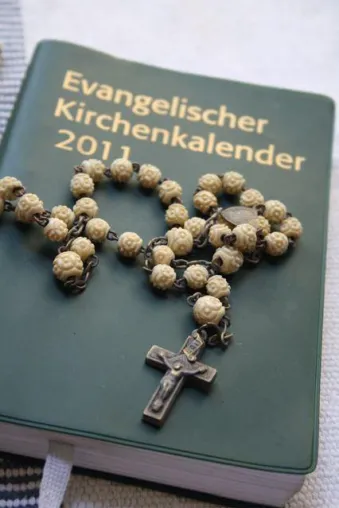 Bild: Berlin: Rosenkranz-Andachten in evangelischer Zwölf-Apostel-Kirche