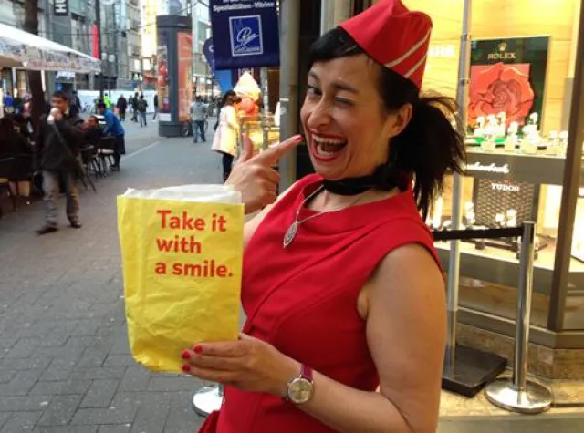 Ready for take off - Stewardessen präsentieren himmlische Uhren Juwelier Rüschenbeck im siebtem Himmel Bild: Ready for take off - Stewardessen präsentieren himmlische Uhren Juwelier Rüschenbeck im siebtem Himmel