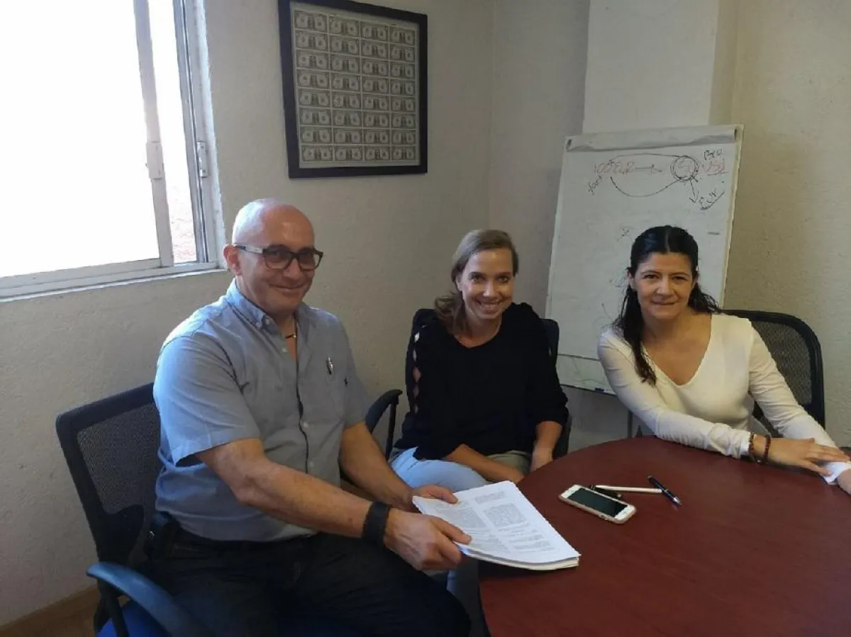 Mietvertragsunterzeichnung durch den Niederlassungsleiter Jorge Deutsch