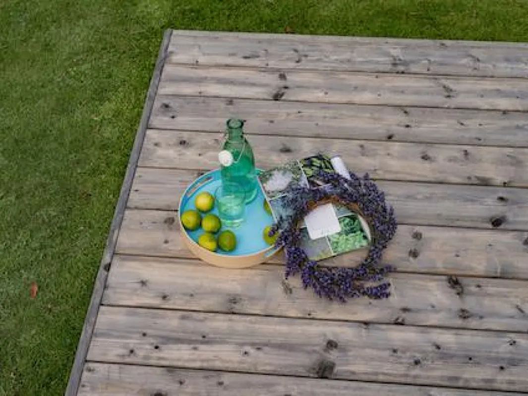 Terrassendielen aus Massivholz heizen sich im Vergleich zu WPC-Dielen ?weniger auf.