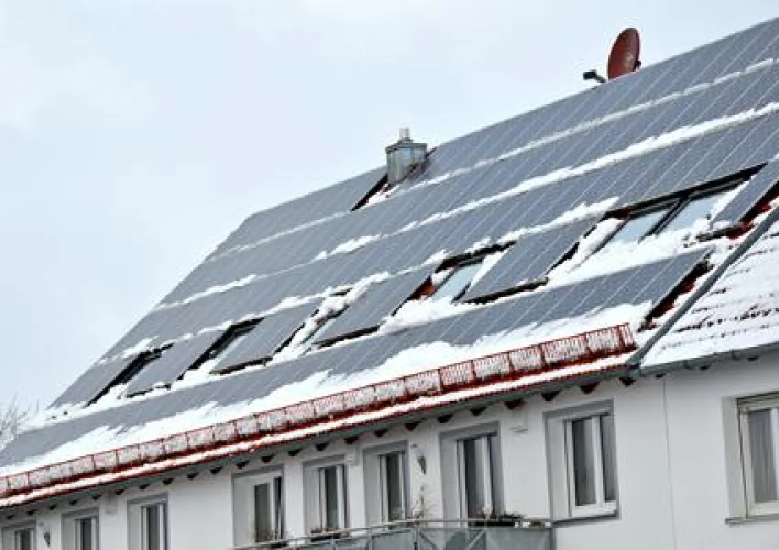Besonders in Verbindung mit Solarmodulen sollte auf einen intakten Schneefang geachtet werden