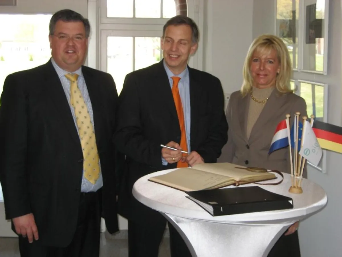 Minister Krautscheid trägt sich ins Gästebuch der euregio ein