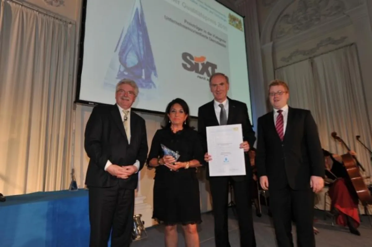 Bayerns Wirtschaftsminister Martin Zeil (v.l.) vergab den Preis an Regine Sixt, Leiterin Marketing Sixt AG, Detlev Pätsch, Vorstand Operations Sixt AG, und Florian Dern, Leiter Qualitätsmanagement Six