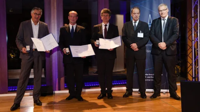 Bild: Team H160 Blue Edge/ERATO erhält Ehrennadel der deutschen Luftfahrt