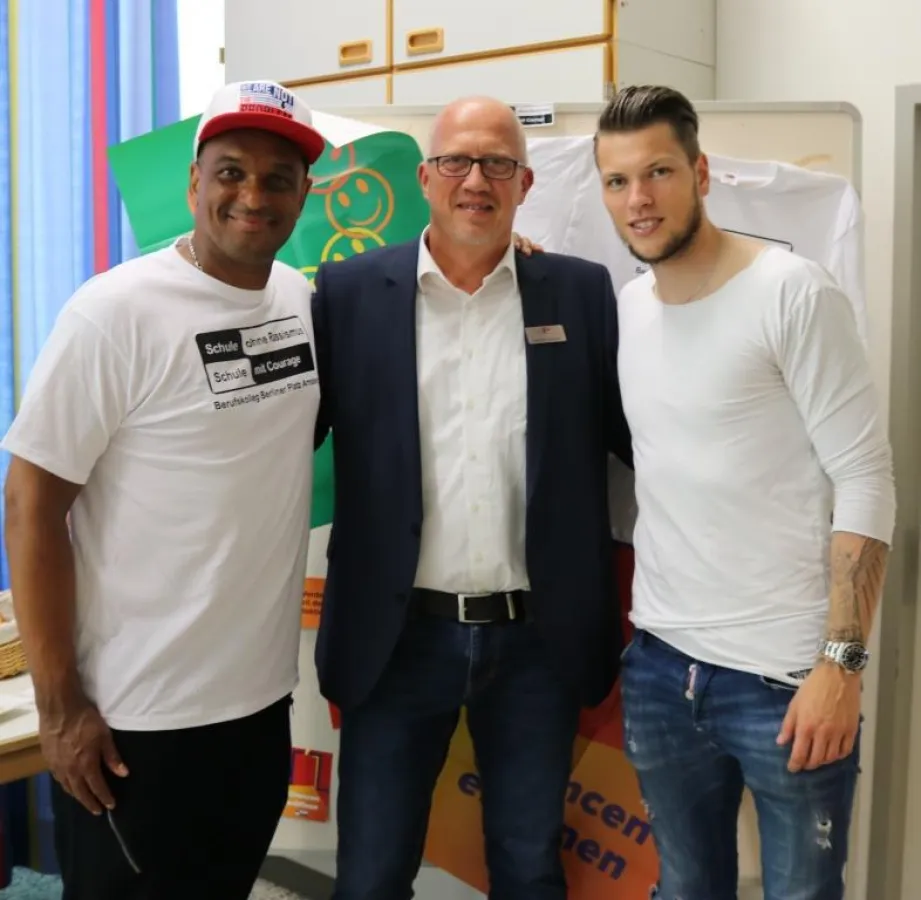 Schulleiter Berthold Hohmann mit Martin Rietsch aka 2schneidig und Daniel Ginczek