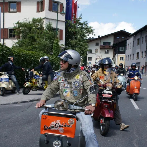 Bild: 4.500 Vespa-Piloten zu Gast in Zell am See-Kaprun // Am Sonntag gingen die Vespa World Days 2009 zu Ende