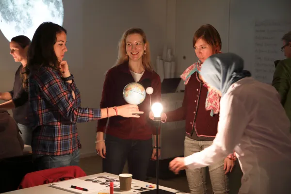 Bild: Wissenschaft mit Blick in den Himmel