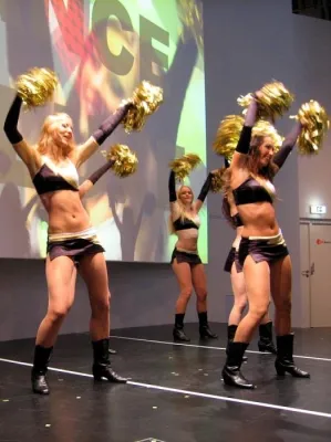 Bild: Showprogramm bei der IFA 2009 - Dance Deluxe auf der ZDF-Bühne