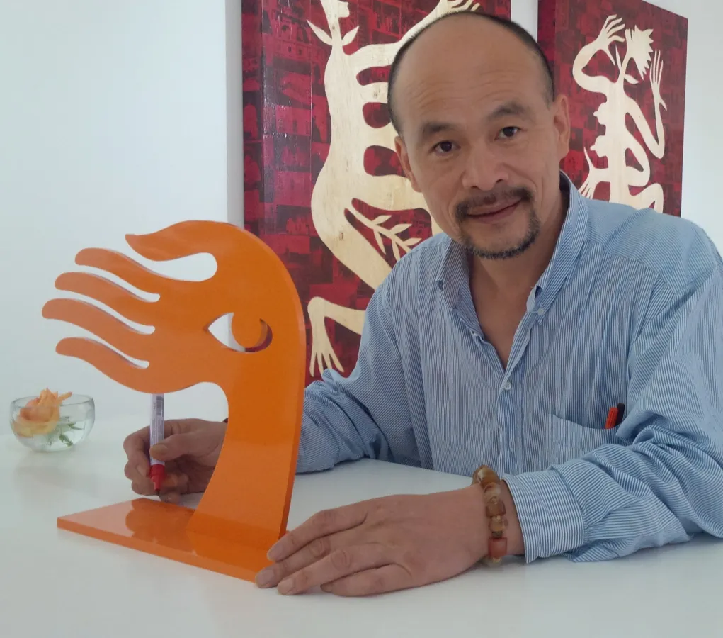Der Künstler Rong Ren signiert die exklusive Award-Skulptur  (© O.E. Bingel)
