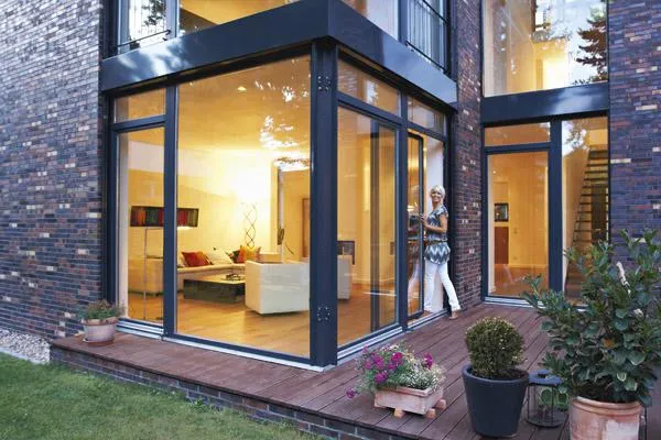 Bild: Im Einklang mit der Natur wohnen – Mehr Wohlbehagen durch energieeffiziente Fenstertüren