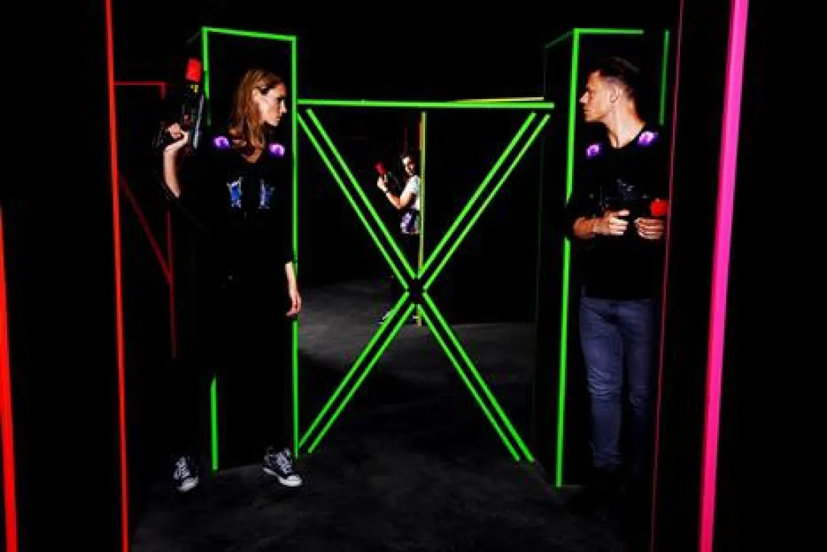 Dem Alltagsstress entfliehen: Die neue LaserTag Arena in Düsseldorf lädt Jung und Alt zum Toben e