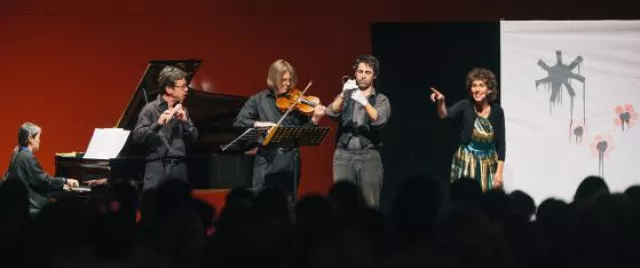 Bild: Die Zeit in Tönen und Bildern – neues mini.musik Kinderkonzert „Spielen mit Zeit“ mit Papiertheater Nürnberg
