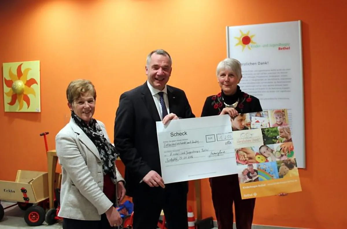 (v.l.) Freuten sich über die Spende: Frau Kirchner (Bethel), Michael Seehrich (Lynx) und Frau Redeke
