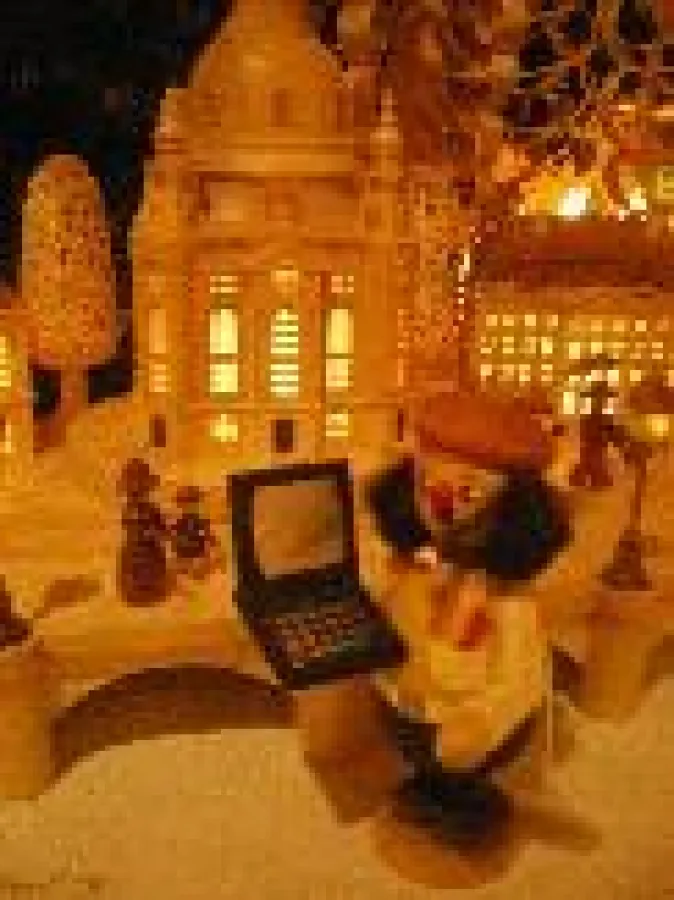 Räuchermännchen mit Laptop vor einem Schwibbogen Dresdner Frauenkirche im STRACOLAND in Colmnitz