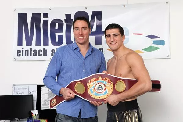 Bild: Werbung, die reinhaut - Boxweltmeister Marco Huck vermietet Werbeflächen auf Miet24