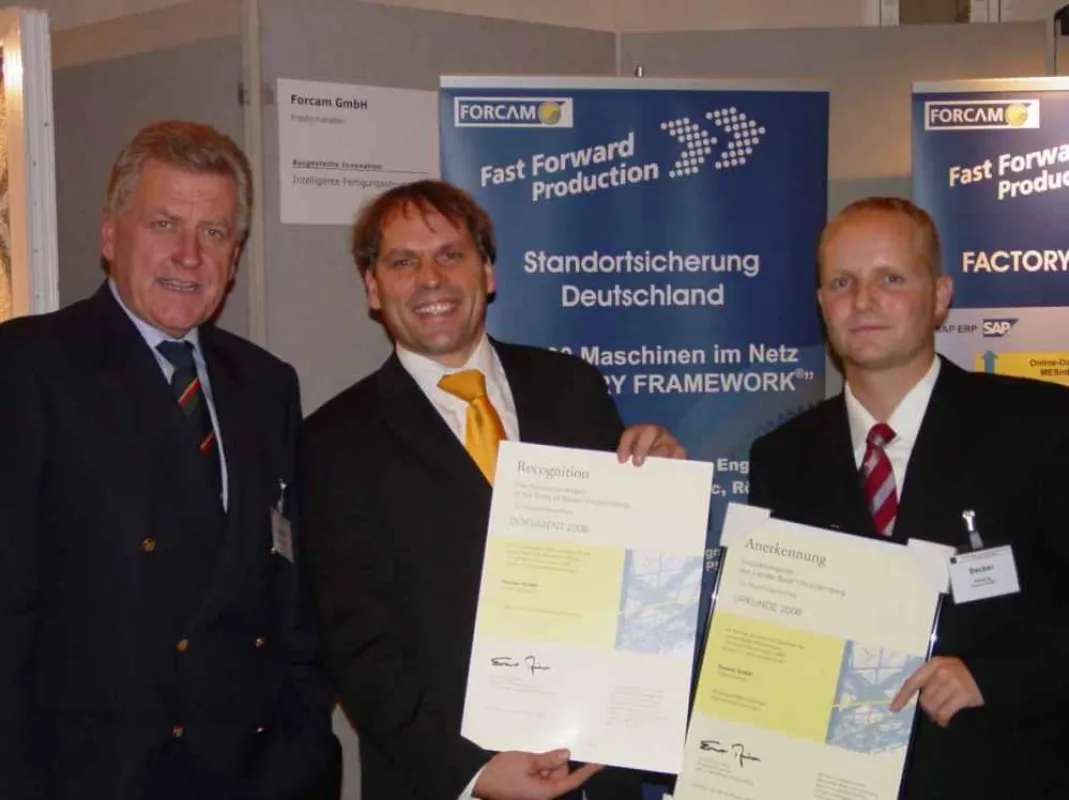 Baden- Württembergs Wirtschaftsminister Ernst Pfister überreichte Franz Eduard Gruber und Rolf Becker von FORCAM GmbH die Anerkennungsurkunden zum Dr.-Rudolf-Eberle-Preis in Stuttgart.