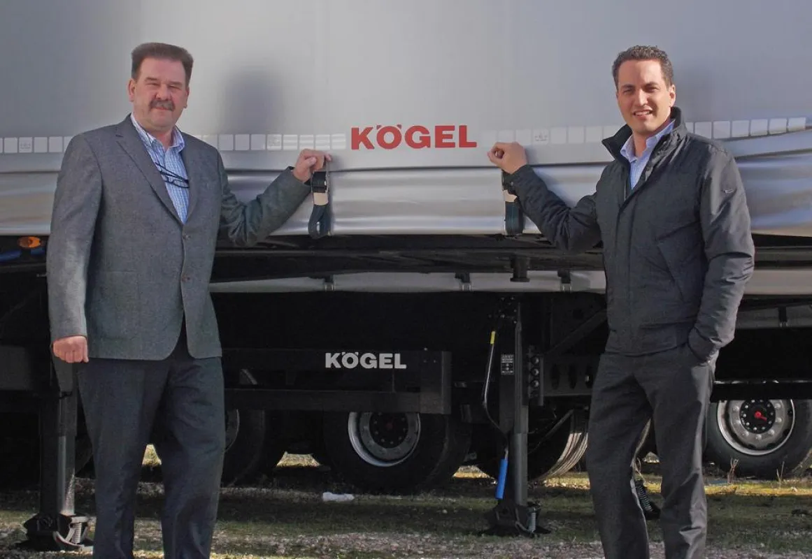Wilhelm Vogts von Frigo-Fahrzeug-Service, und Sven Bosman von Kögel