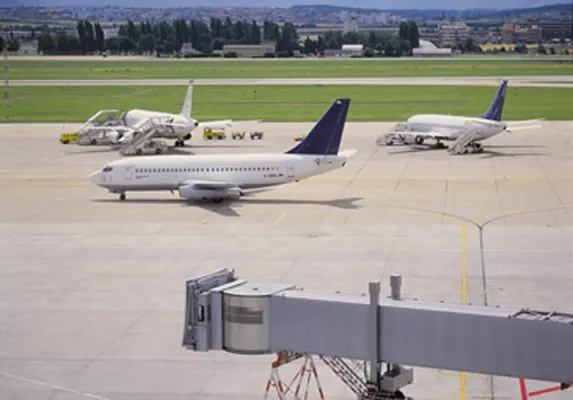 Bild: Kopfschmerzen auf Flugreisen vorbeugen