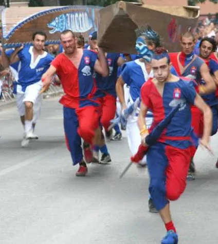 Bild: Ferienhaus La Rogaia in Umbrien, historisches Bootsrennen „Palio delle Barche“, Passignano Juli 2012