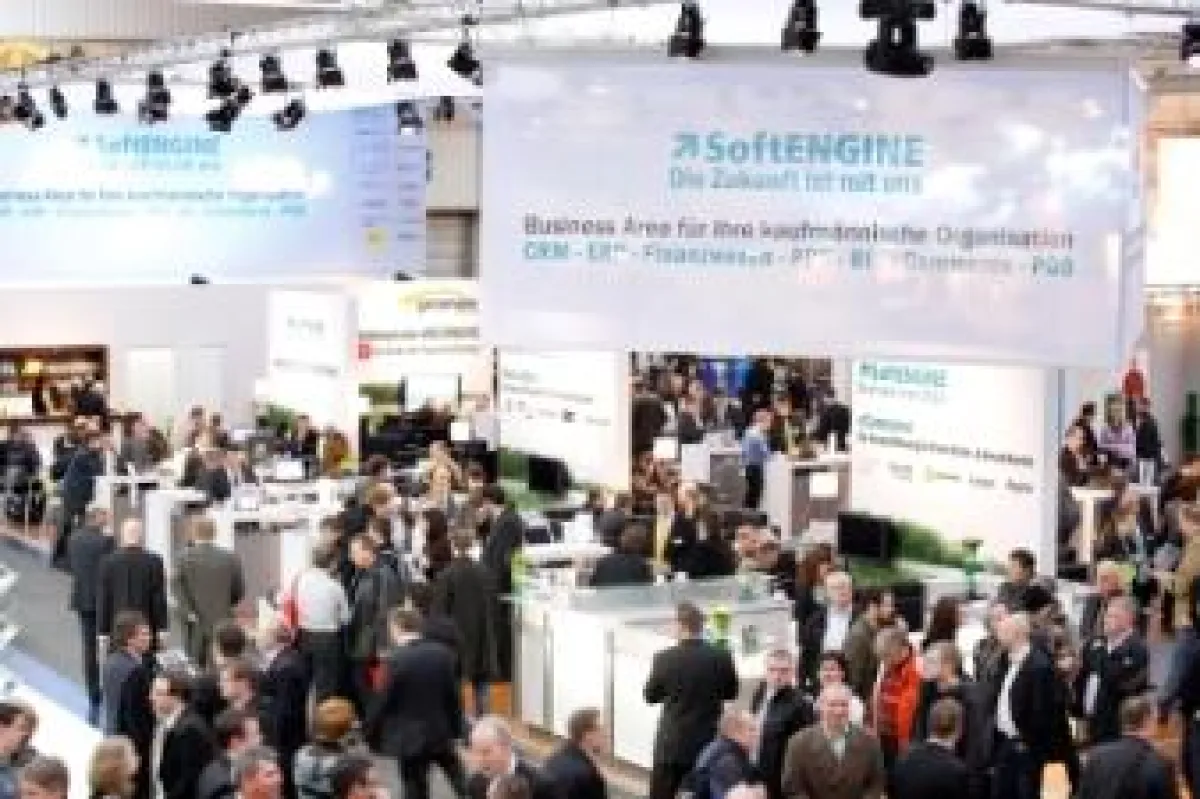Zahlreiche Besucher informierten sich über die E-Commerce Lösung auf der CeBIT (Foto by SoftENGINE)