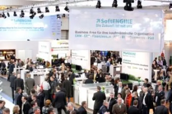 Begeisterte Online-Händler auf der CeBIT Bild: Begeisterte Online-Händler auf der CeBIT