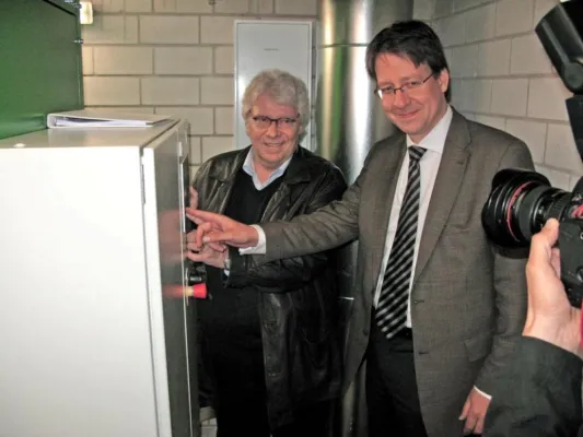 Bild: greenPower gP50 MG BHKW von KUHSE Lüneburg – feierliche Inbetriebnahme durch Umweltstaatssekretär Dr. Birkner