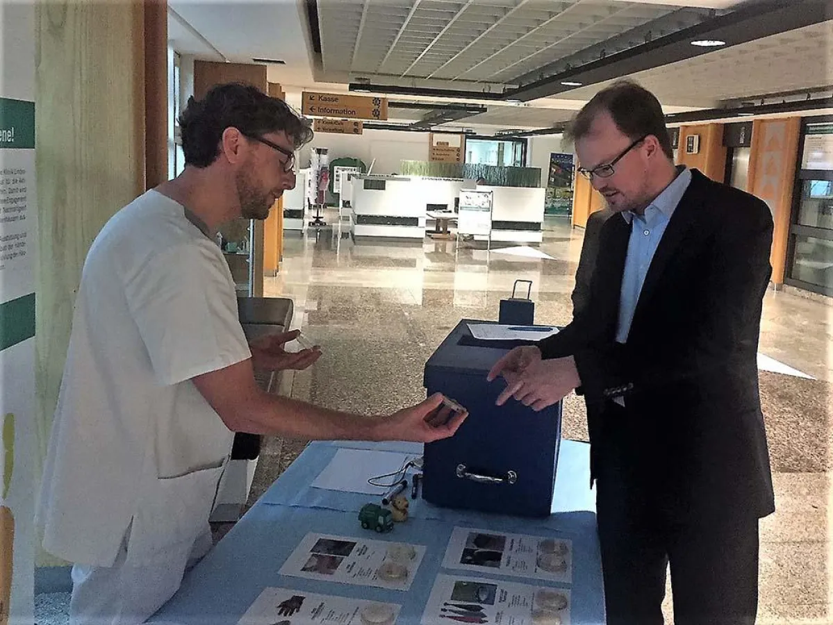 Geschäftsführer Marius Aach (re.) und Reinhold Scharf. (Foto: Asklepios)