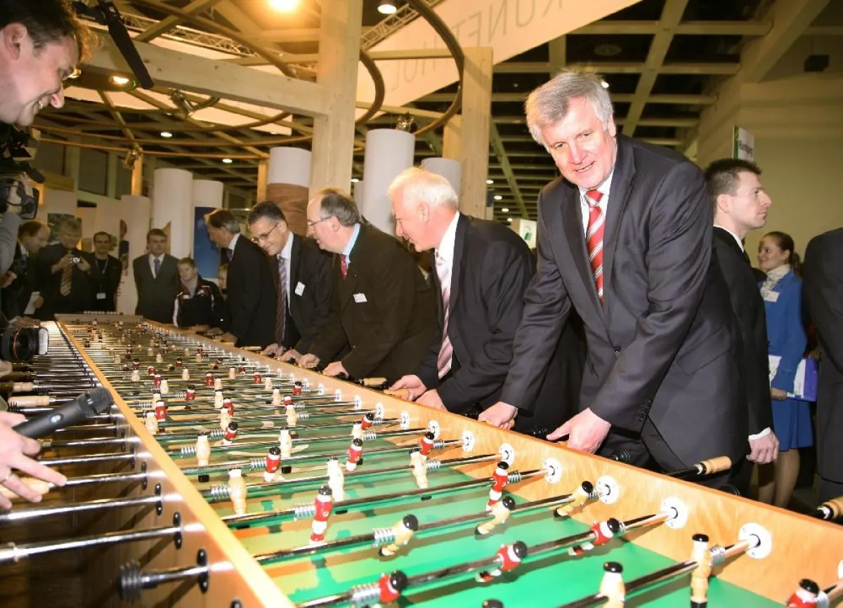 Eine Partie am längsten Tischkicker der Welt wagte Horst Seehofer (vorn rechts), Bundesminister für Landwirtschaft, Ernährung und Verbraucherschutz, auf der Internationalen Grünen Woche in Berlin.